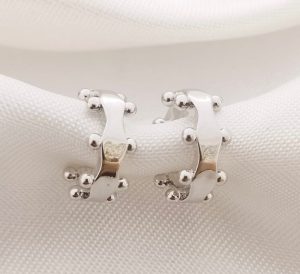 ARETE CUFF BARRA CON BALINES ALREDEDOR