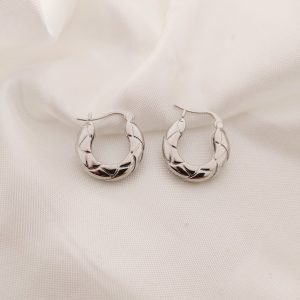 ARRACADA OVALADA CON GRABADO ROMBOS