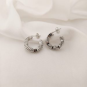 ARRACADA ALAMBRE ENROSCADO EN TRIANGULO TORCIDO