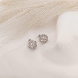 ARETE CIRCULAR CON DOS LINEAS CUBRIENDO UNA ZIRCONIA