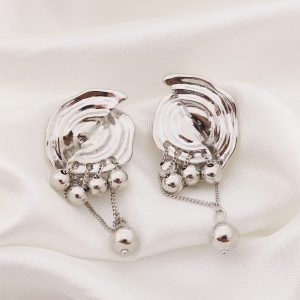 ARETE MEDIOS DISCOS CON TEXTURA CON 5 BOLAS TEJIDAS CON CADENA