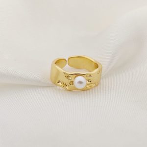 ANILLO BANDA IRREGULAR CON PERLA