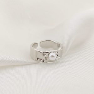 ANILLO BANDA IRREGULAR CON PERLA