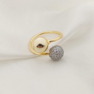 ANILLO ABIERTO CON PUNTAS EN BOLAS LISAS Y PAVE