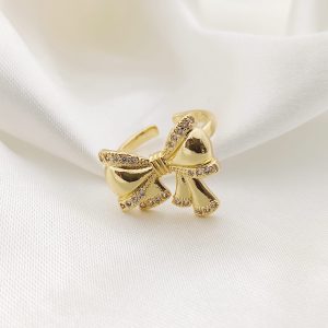 ANILLO MO?O CON PLIEGUES CON PAVE