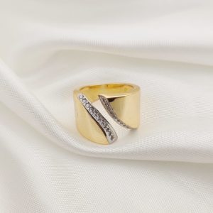 ANILLO BANDA ANCHA LISA ABIERTA DIAGONAL BORDES CIRCONIAS