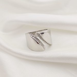 ANILLO BANDA ANCHA LISA ABIERTA DIAGONAL BORDES CIRCONIAS