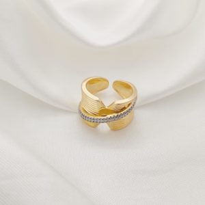 ANILLO BANDA RAYADA CON HUECOS V , LINEA DIAGONAL CZ