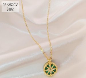 COLLAR PUNTOS CARDINALES EN DISCO VERDE