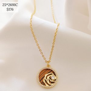 COLLAR DISCO CON ROSA CALADA Y CONTORNO CIRCONIA