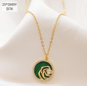 COLLAR DISCO CON ROSA CALADA Y CONTORNO CIRCONIA