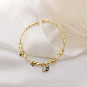 PULSO RIGIDO CON DIJE DE OJITO PESTA?A COLGANDO