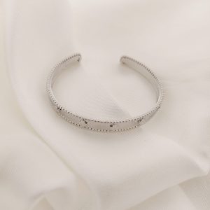 PULSO RIGIDO CON TREBOLES AL CENTRO