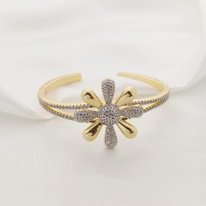 PULSO RIGIDO CON FLOR PETALOS PAVE Y LISOS