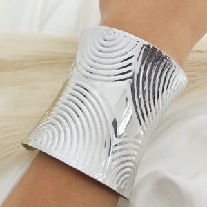 BRAZALETE CONCAVO ANCHO CON GRABADO RAYADO CIRCULAR