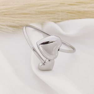 BRAZALETE ARO ABIERTO CON PUNTAS CORAZON BOMBEADO