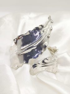 BRAZALETE ANTE BANDA MACHUCADA EN PUNTAS