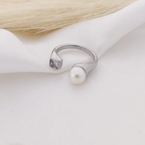 ANILLO ABIERTO CON PUNTAS PERLA Y CIRCONIA CUADRADA