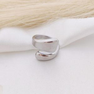 ANILLO ABIERTO CON TRIANGULOS ANCHOS EN EL FRENTE