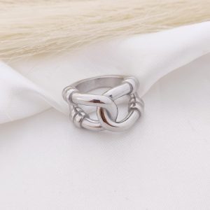 ANILLO ANCHO DOS LOOPS ENTRELAZADOS CON AMARRES