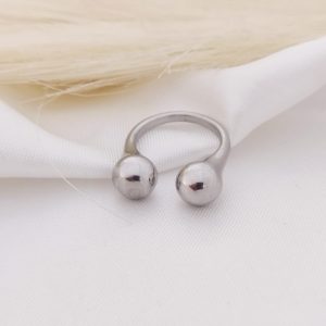 ANILLO ABIERTO CON BOLAS EN LAS PUNTAS