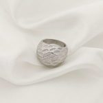 ANILLO HUEVO CON RELIEVE PIEDRA