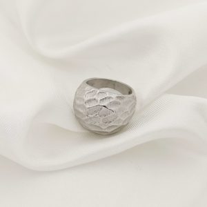 ANILLO HUEVO CON RELIEVE PIEDRA