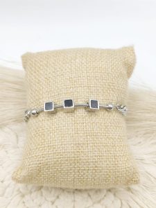 PULSO CADENA PLANA DIJE BARRA 3 CUBOS