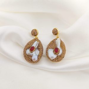 ARETE PERLA ABSTRACTA CON ZIRCONIAS ALREDEDOR