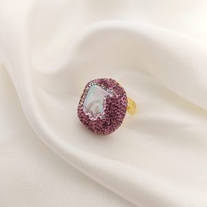 ANILLO PERLA NATURAL ABSTRACTA CON ZIRCONIAS ALREDEDOR