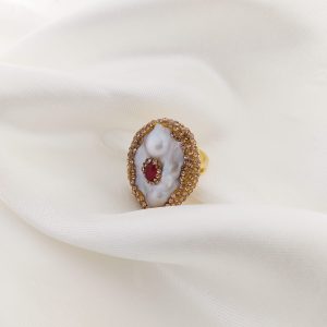 ANILLO PERLA ABSTRACTA CON ZIRCONIAS ALREDEDOR