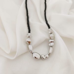 COLLAR ROCAS IRREGULARES PLATA Y BOLITA NEGRAS