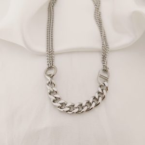 COLLAR CADENAS DIFERENTES OVALO RAYA EN MEDIO