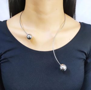 GARGANTILLA ABIERTA EN S PUNTAS CON BOLAS 1 LADO LARGO