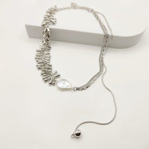 COLLAR CENTRO PERLA GOTA CON GOTAS TRENZADAS DE UN LADO