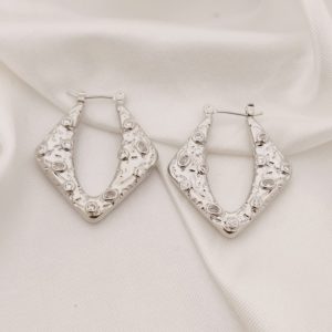 ARRACADA ROMBO CON TEXTURA Y CIRCONIAS POSTE PERNO