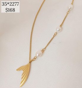 COLLAR  DIJE COLA BALLENA CADENA PERLAS