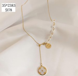 COLLAR PERLA ENGARSADA CON DIJE COLGANTE