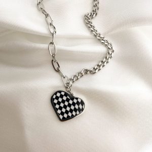 COLLAR CON CORAZON CUADRITOS