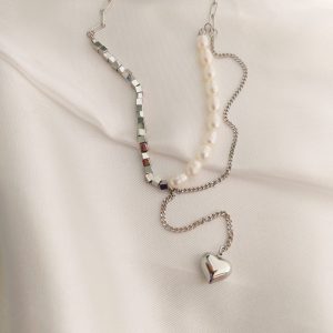 COLLAR CON DIJE DE CORAZON MITAD PERLA