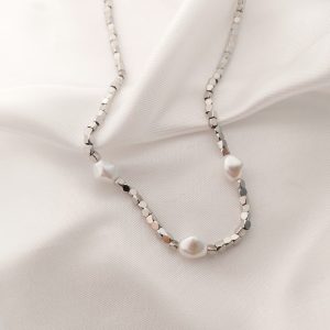 COLLAR CADENA CUADRADA CON 3 PERLAS