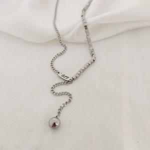 COLLA CON CADENA Y BOLA COLGANDO