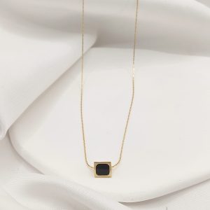 COLLAR RECTANGULO CON RESINA NEGRA