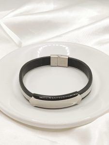 PULSO PIEL CON ACERO AL CENTRO Y PLACA