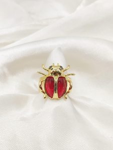 ANILLO ESCARABAJO DE PIEDRA COLOR